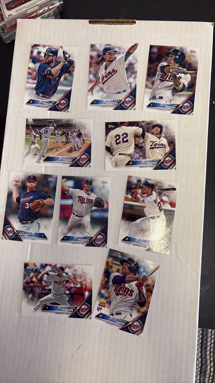 lot 200 image: 2016 Topps Minnesota Twins Team Set