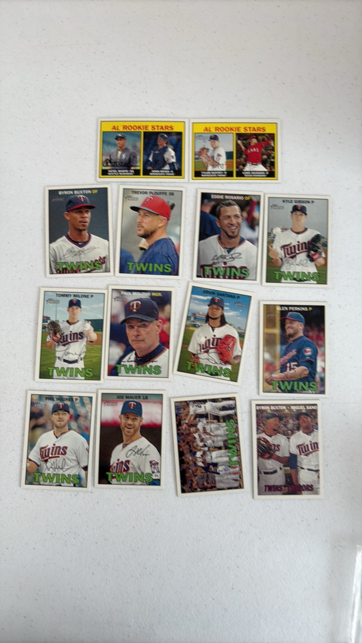 lot 205 image: 2016 Topps Heritage Minnesota Twins Team Set
