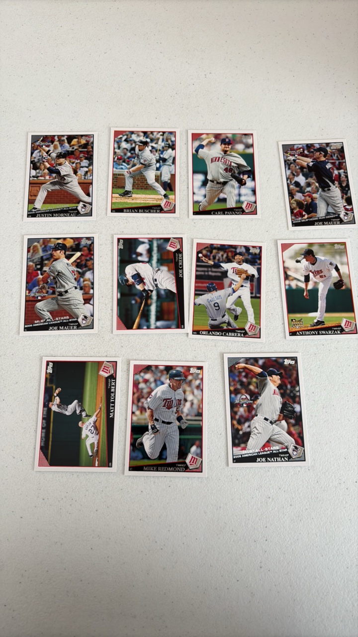 lot 239 image: 2009 Topps Minnesota Twins Team Set