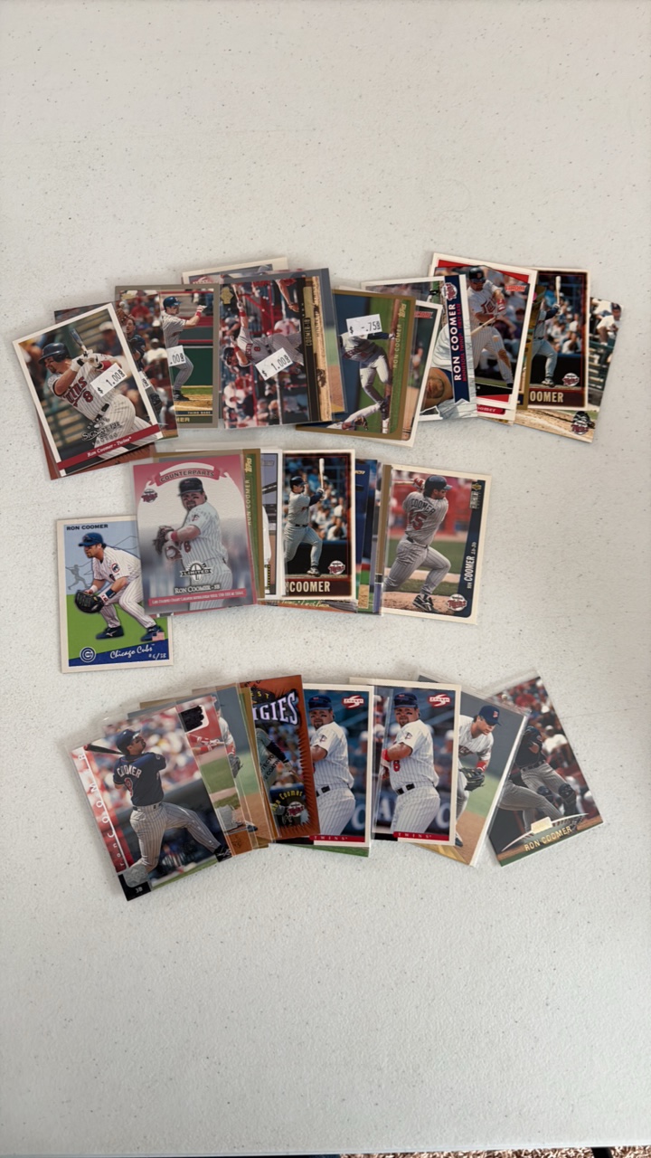 lot 266 image: Ron Coomer Minnesota Twins Card Lot