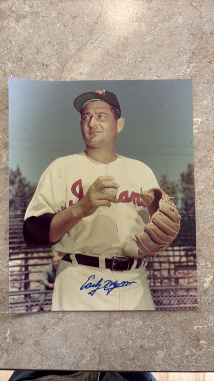 lot 310 image: Early Wynn Autographed 8x10 Baseball Picture
