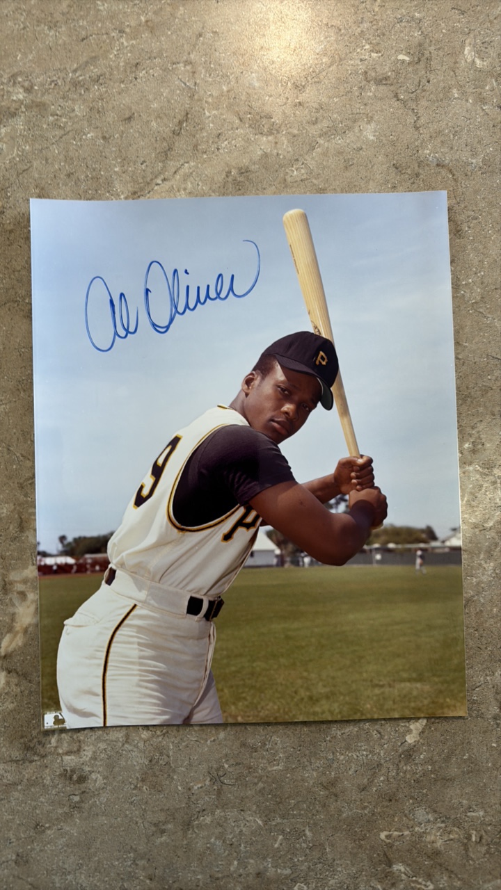 lot 318 image: Al Oliver Autographed 8x10 Baseball Picture