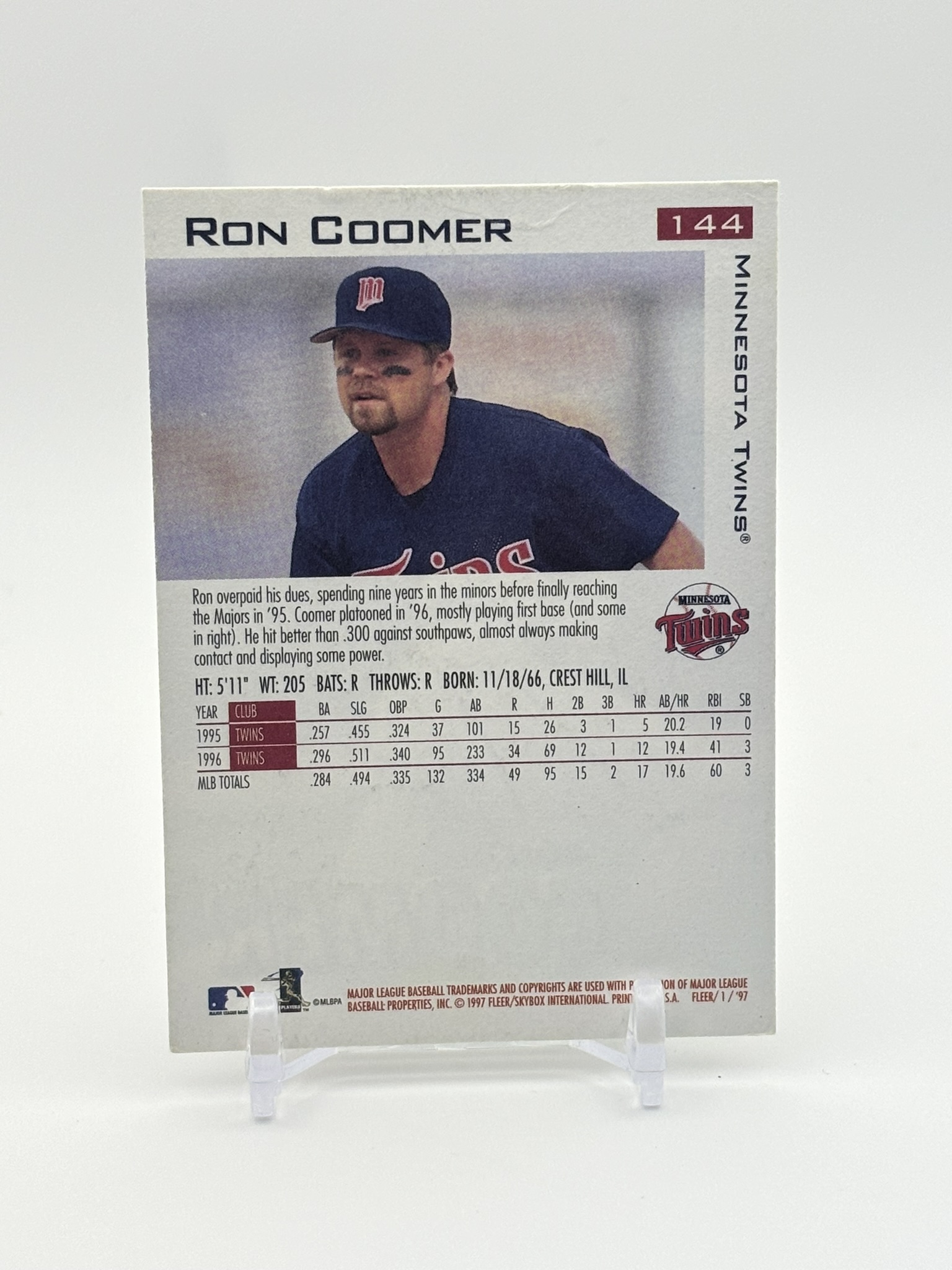 lot 708 image: 1997 Fleer - Ron Coomer On-Card Autograph Minnesota Twins