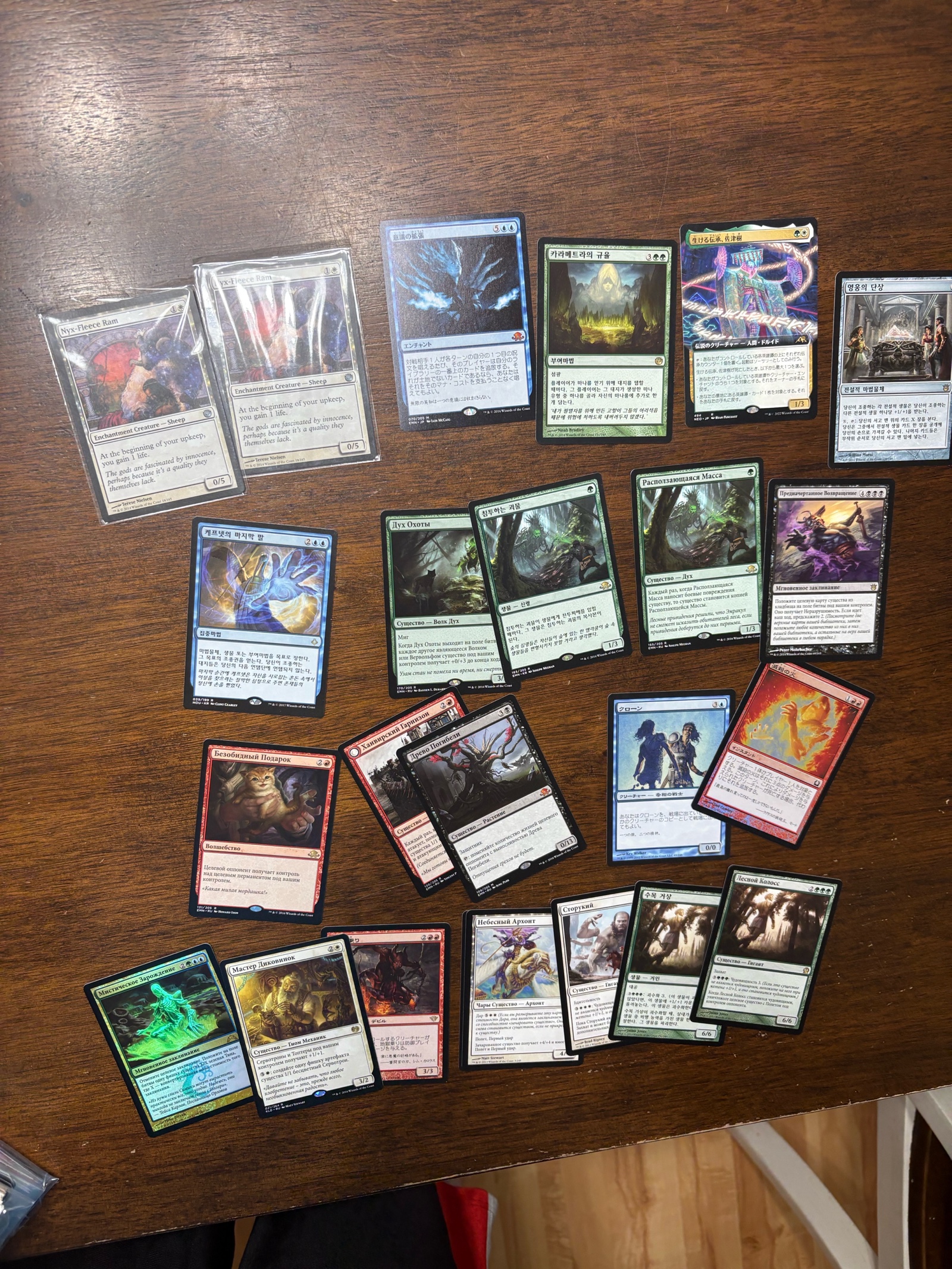 lot 131A image: Magic the Gathering Tradimg Card lot, Foreign Language Cards and Rare Cards