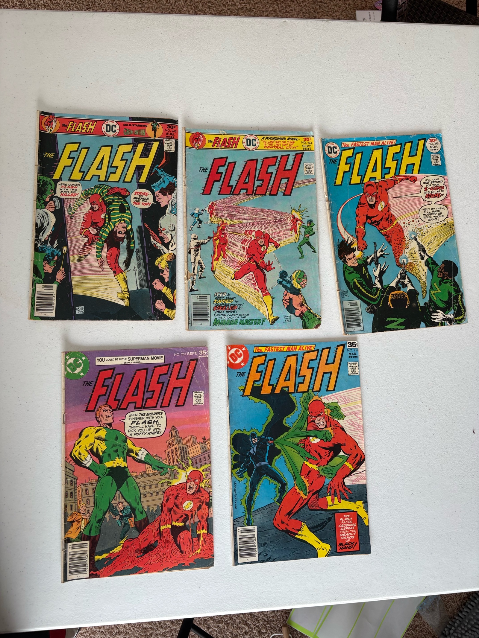 lot 246 image: The Flash Comic Book Lot, 5 Comics DC Comics Publishing