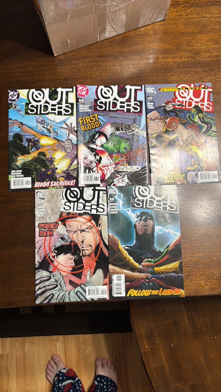 lot 313 image: Outsiders Comic Book Lot, Five Comic Books DC