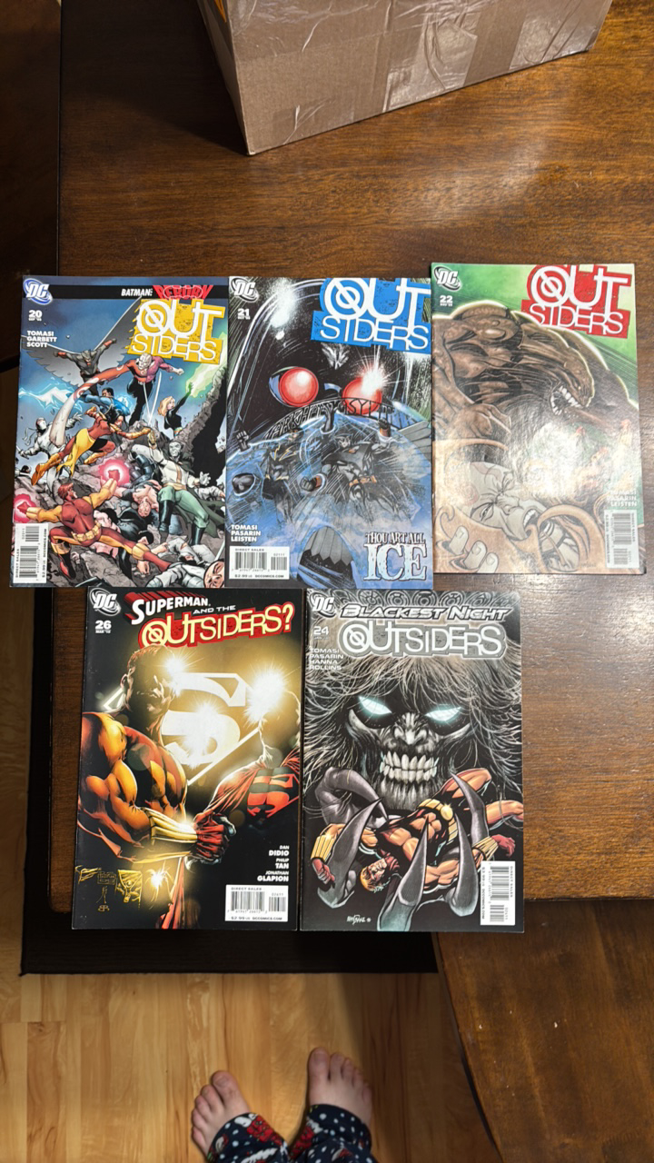 lot 314 image: Outsiders Comic Book Lot, 5 Comics DC