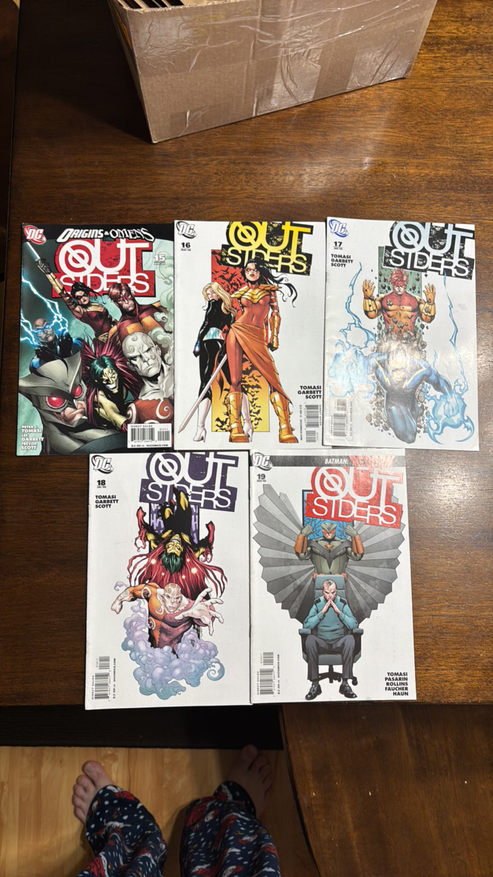 lot 315 image: Outsiders Comic Book Lot, 5 Comics, Numbers 15,16,17,18,19 DC