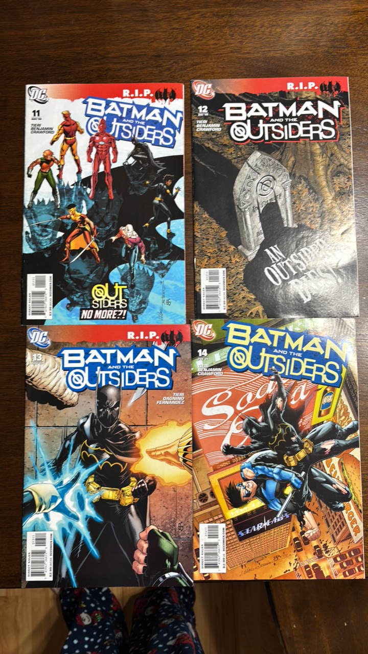 lot 318 image: Batman and the Outsiders Lot, 4 Comics #s 11,12,13,14 DC