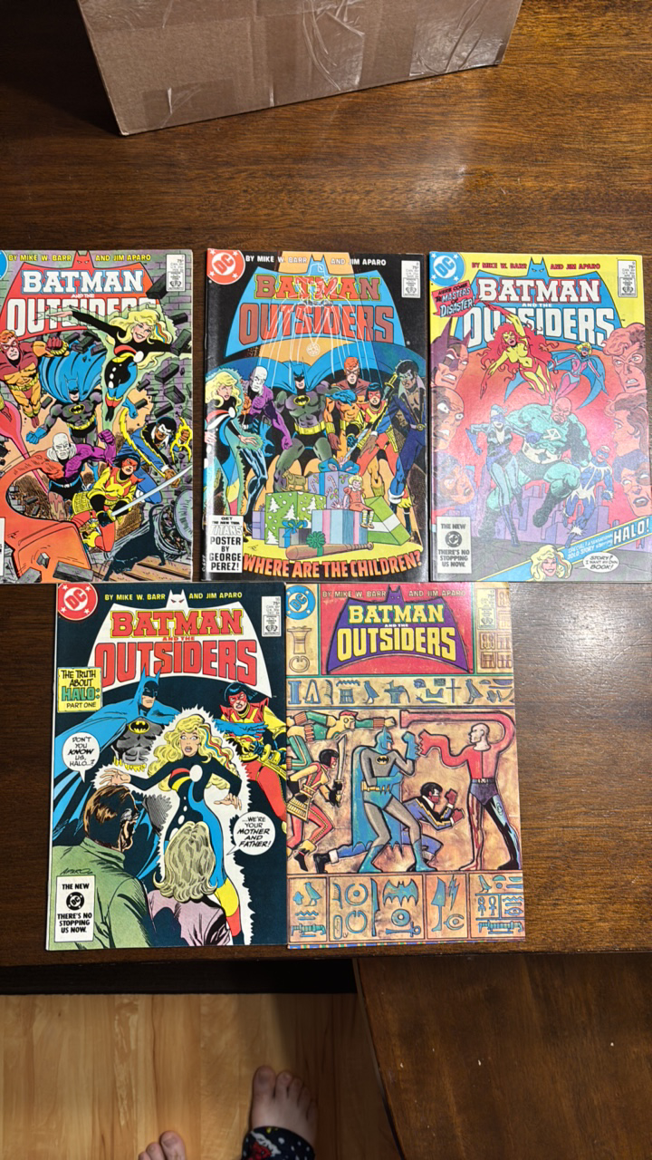lot 320 image: Batman and the Outsiders Lot, 5 Comics, #s 7,8,9,16,17