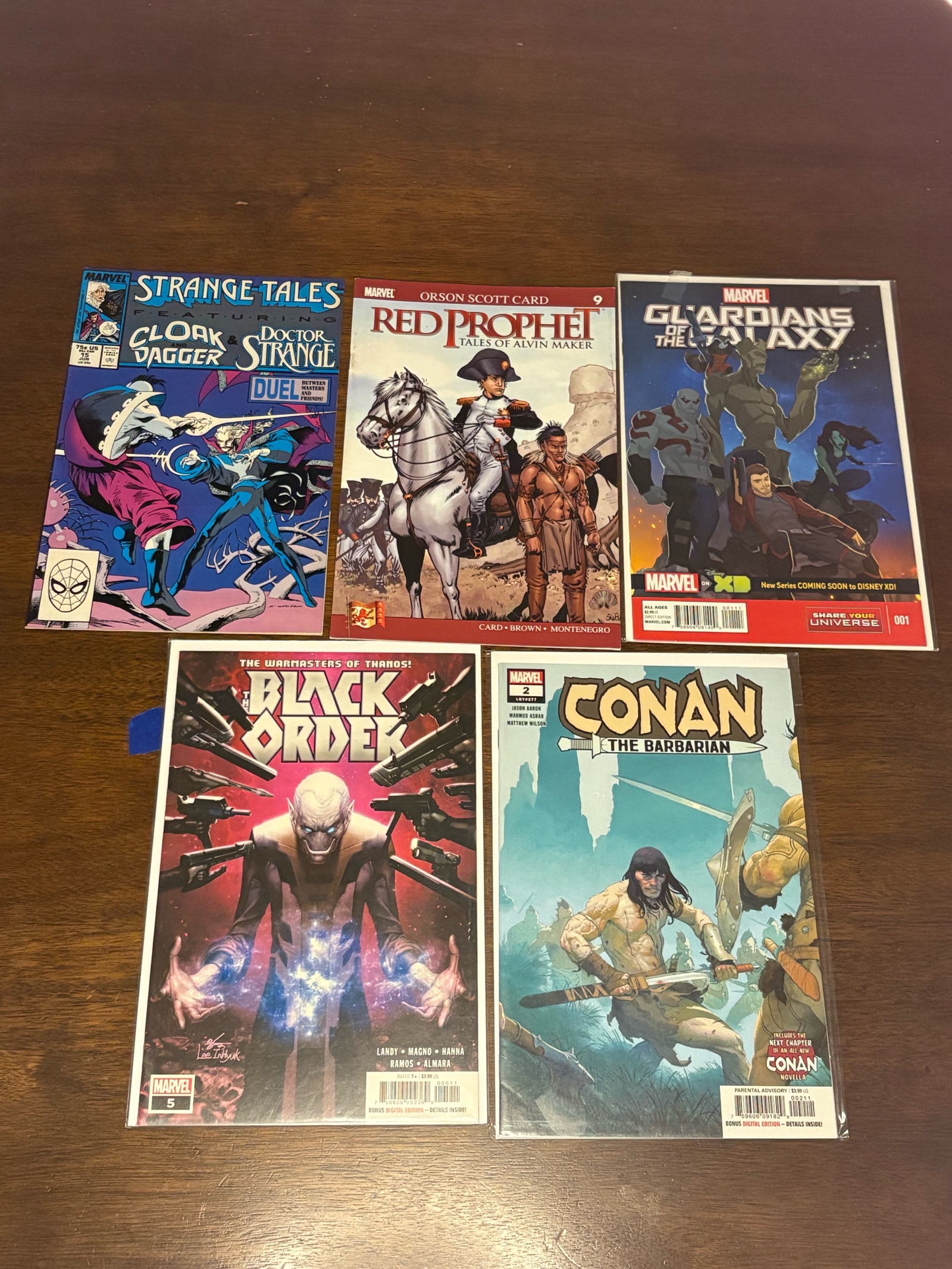 lot 334 image: Marvel Comic Book Lot, Mix of Heroes, 5 Comic Books