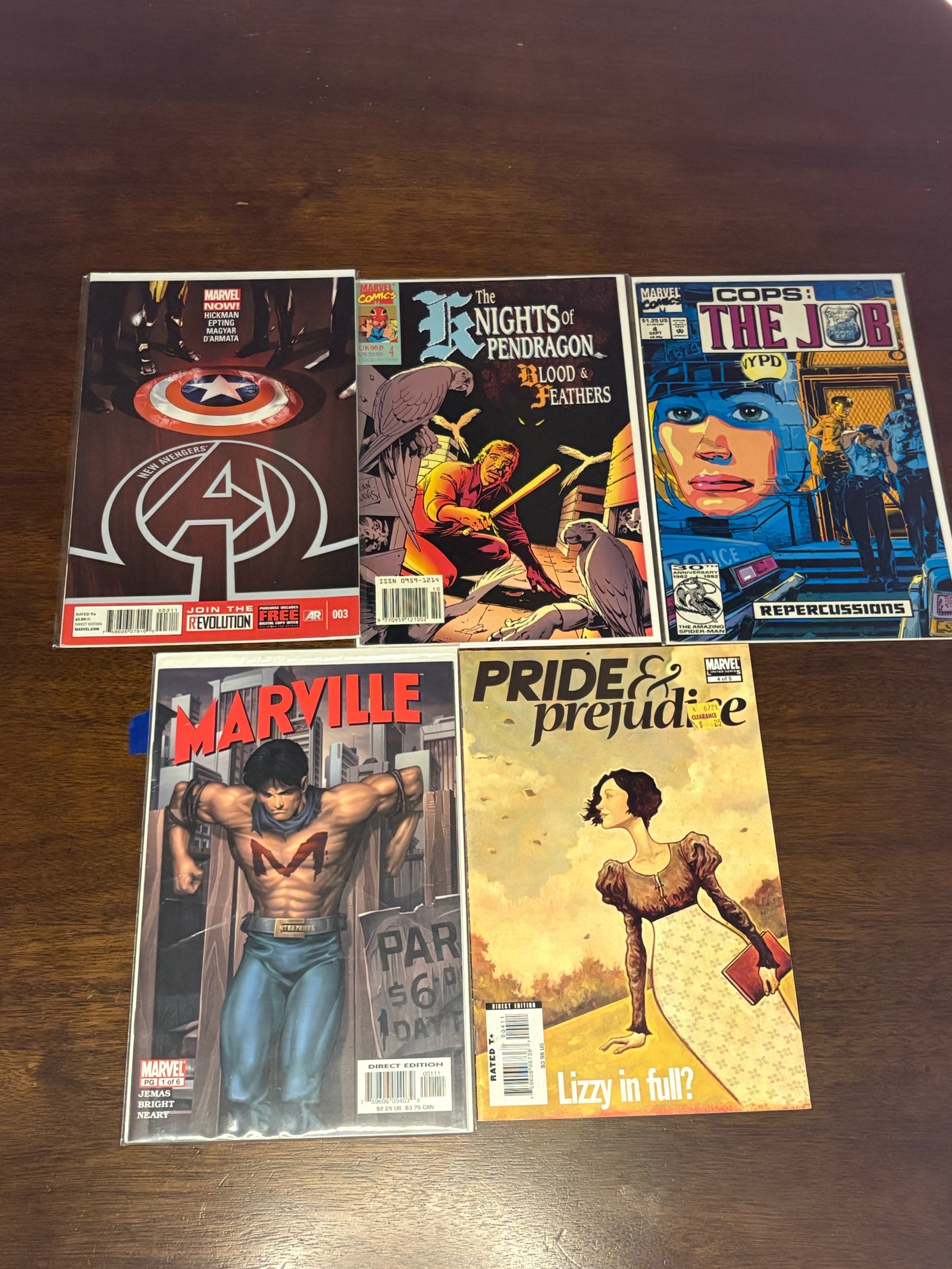lot 336 image: Marvel Comic Book Lot, Mix of Heroes, 5 Comic Books