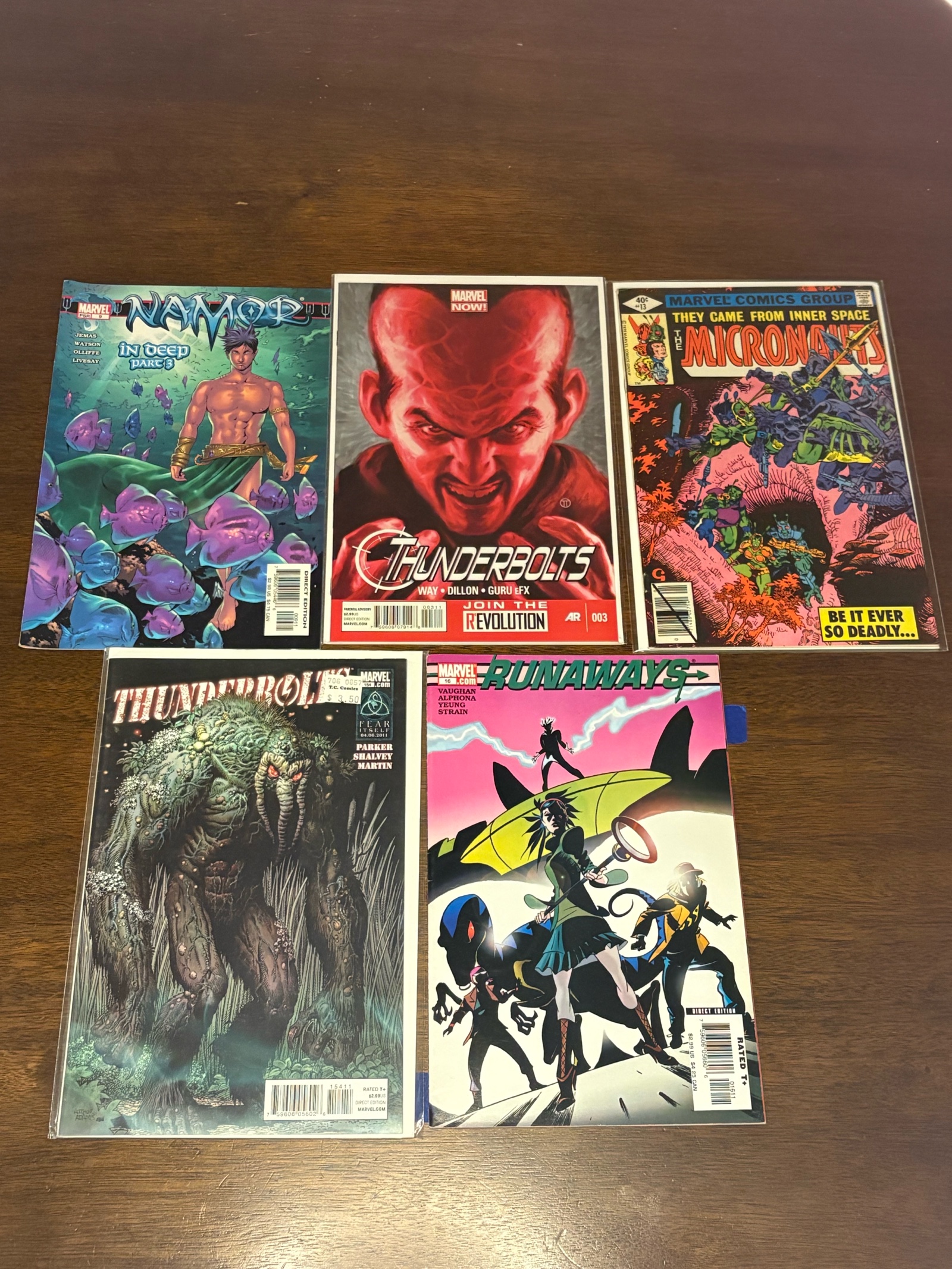 lot 337 image: Marvel Comic Book Lot, Mix of Heroes, 5 Comic Books