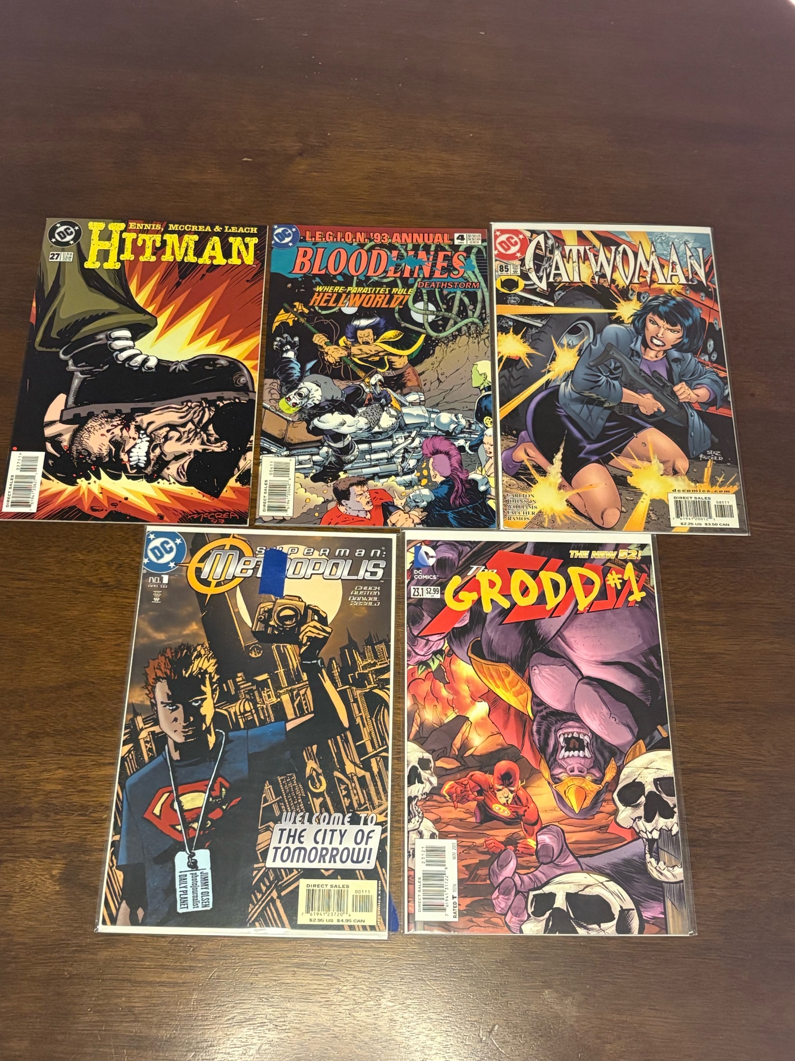 lot 350 image: DC Comic Book Lot, Mix of Heroes, 5 Comic Books