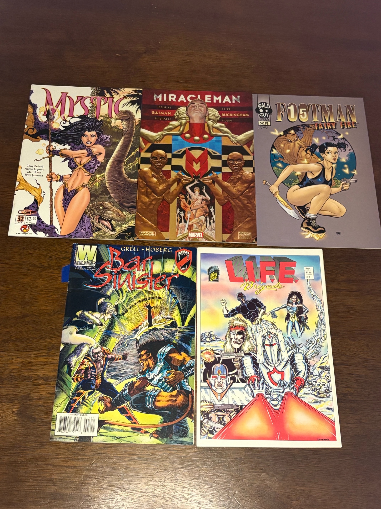 lot 364 image: Comic Book Lot, Mix of Publishers, Heroes and Series, 5 Comic Book Lot