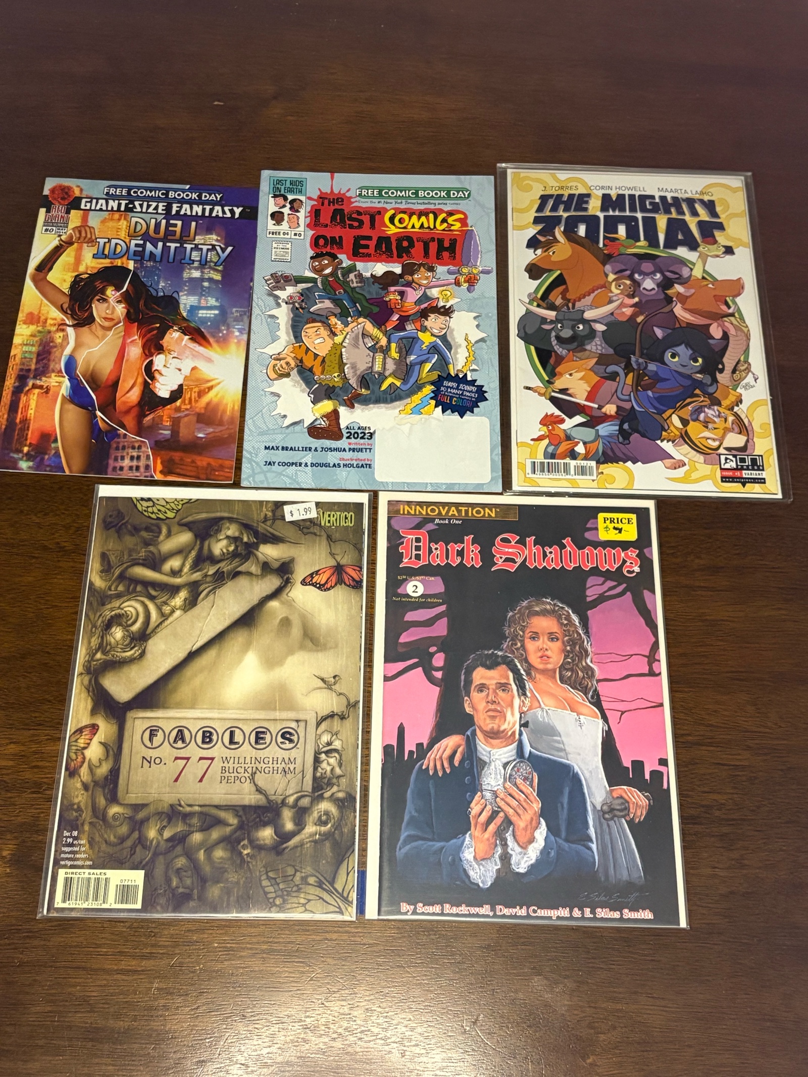 lot 374 image: Comic Book Lot, Mix of Publishers, Heroes and Series, 5 Comic Book Lot