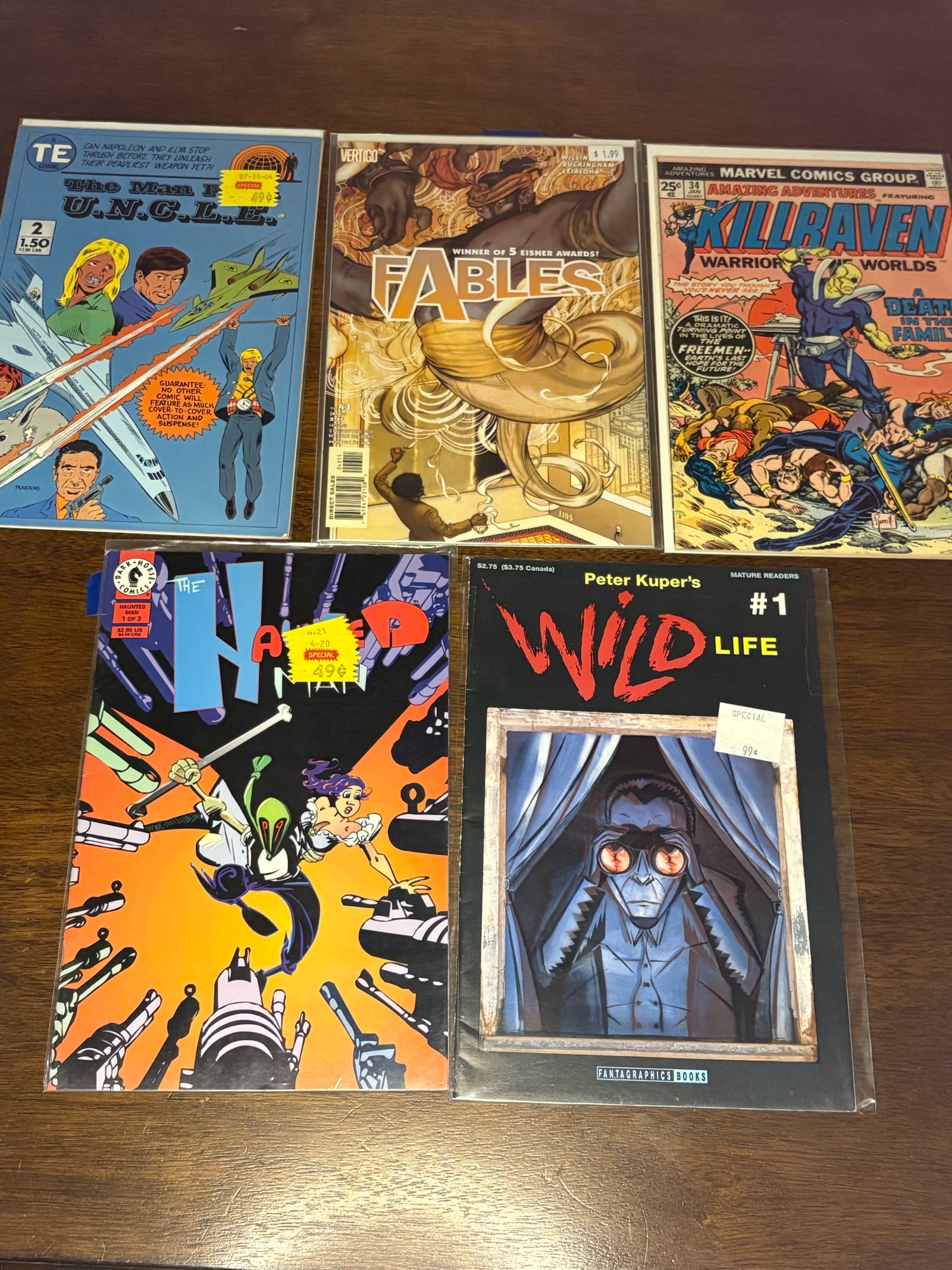 lot 384 image: Comic Book Lot, Mix of Publishers, Heroes and Series, 5 Comic Book Lot