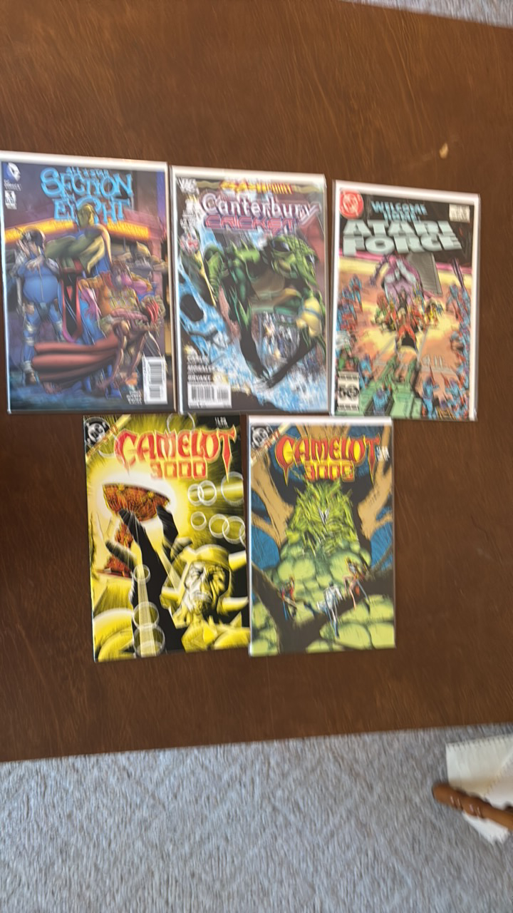 lot 442 image: DC Comic Books Lot, 5 Different Comics