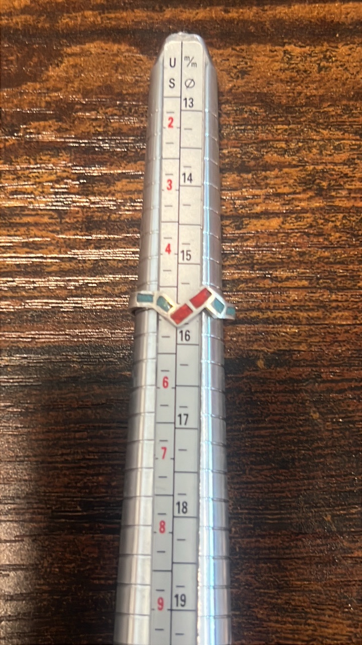 lot 114 image: Sterling silver ring size 5