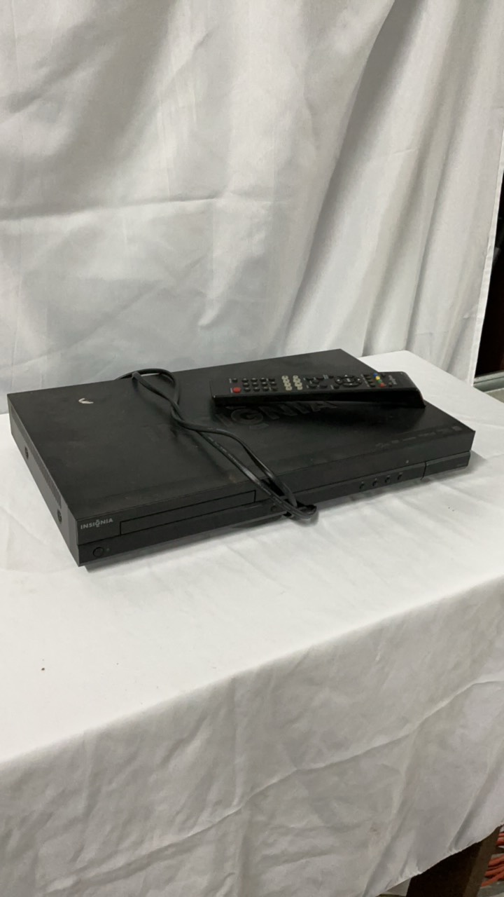 Insignia Blu-ray and DVD Player with Remote Control - Model NS-BRDVD3