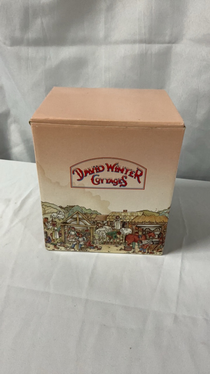 1992 David Winter Swan Upping Cottage - Collectors Guild with Box