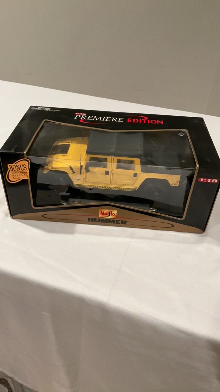 Maisto 118 Premiere Edition Hummer (H1) Die-Cast Model - Yellow - NIB
