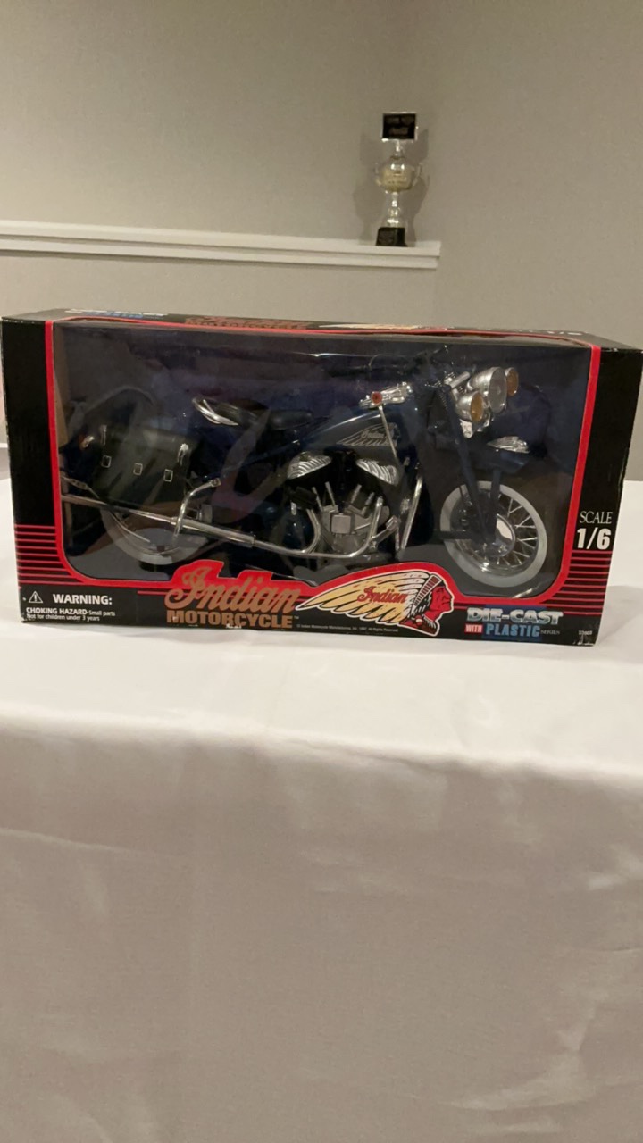 New Ray 16 Scale Indian Chief Die-Cast Motorcycle - Blue with Saddlebags - NIB