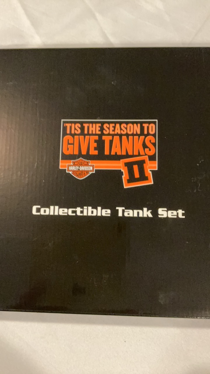 Harley-Davidson 2005 Tis the Season to Give Tanks II Collectible Tank Set - Display Case