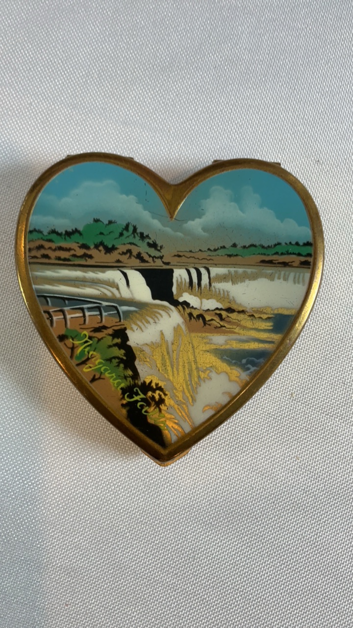 Vintage Heart-Shaped Niagara Falls Souvenir Powder Compact - Mid-Century