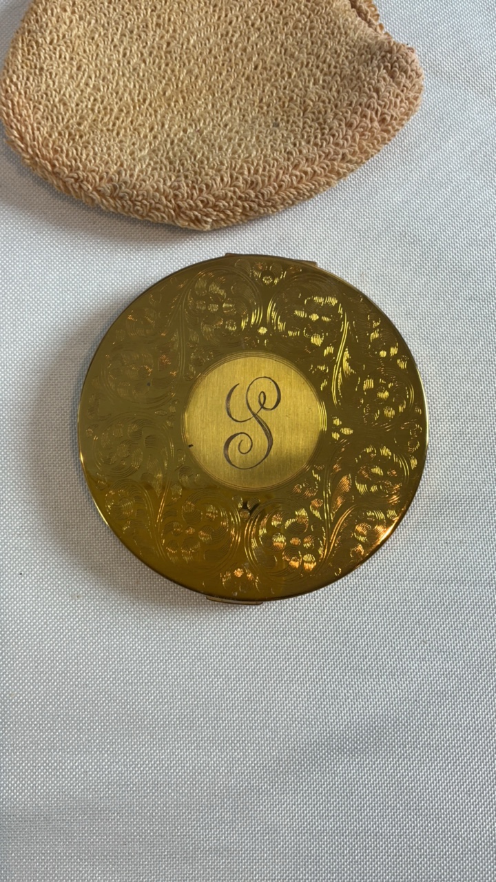 Vintage Elgin American Gold-Tone Compact - Ornate Engraved Scroll Design