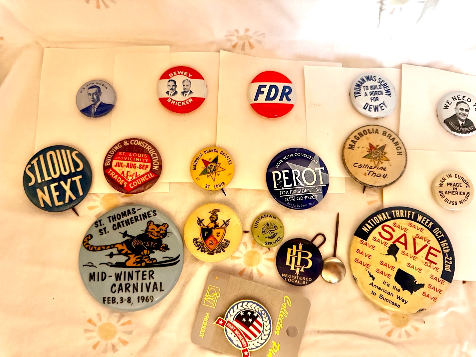 17 vintage political and event pins, FDR