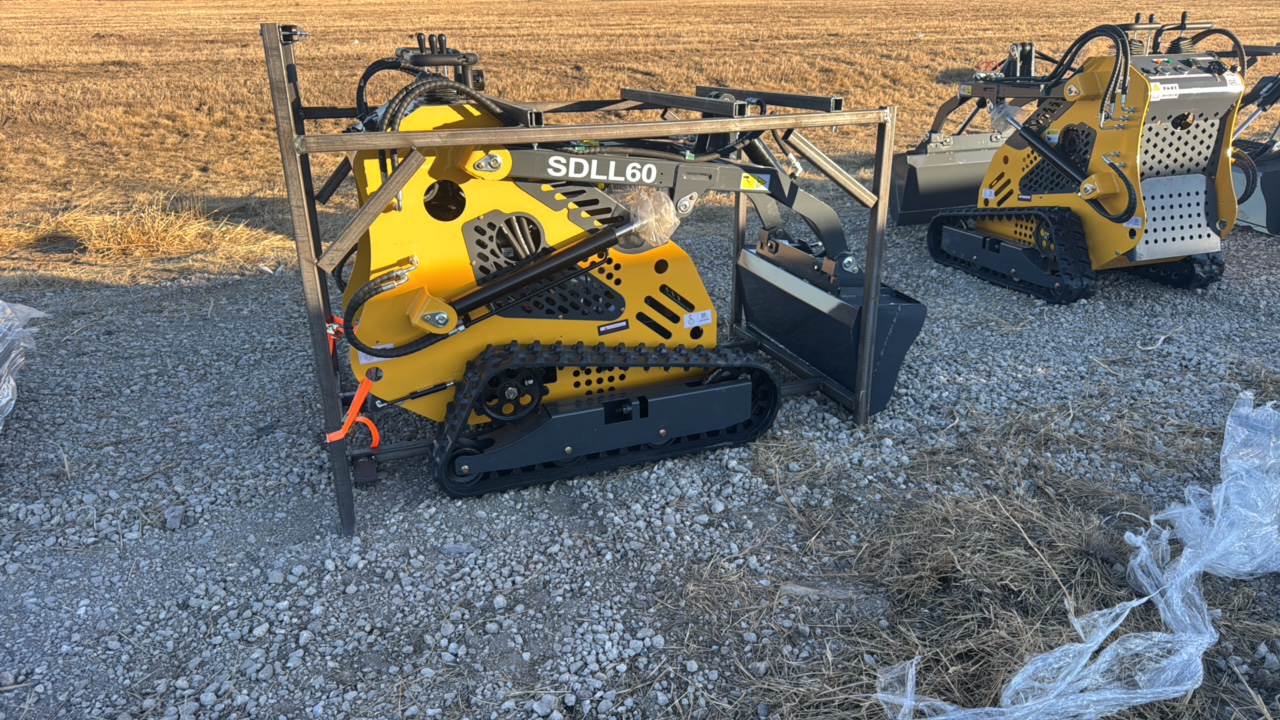 lot 707 image: SKID STEER LOADERSDLANCH2025UnusedSDLL64 See Hood Damage&nbsp
