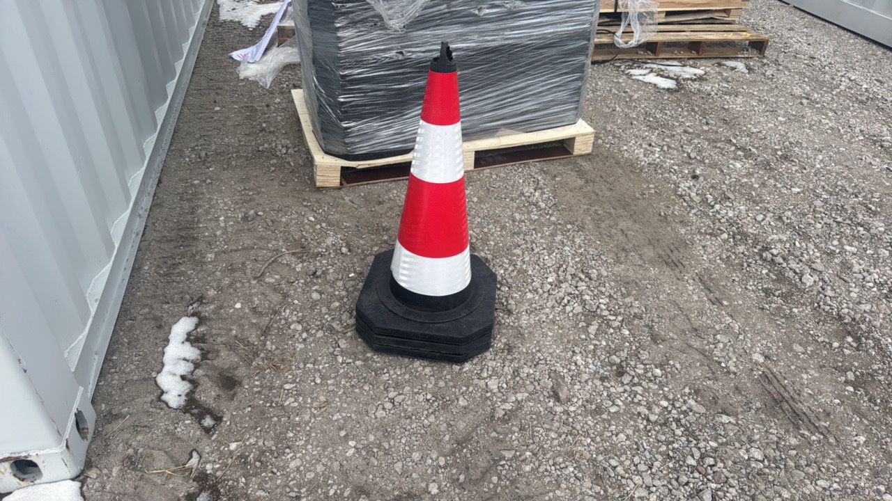 lot 724 image: SAFETY TRAFFIC CONESSDLANCH2025UnusedIRSTC (50 cones)