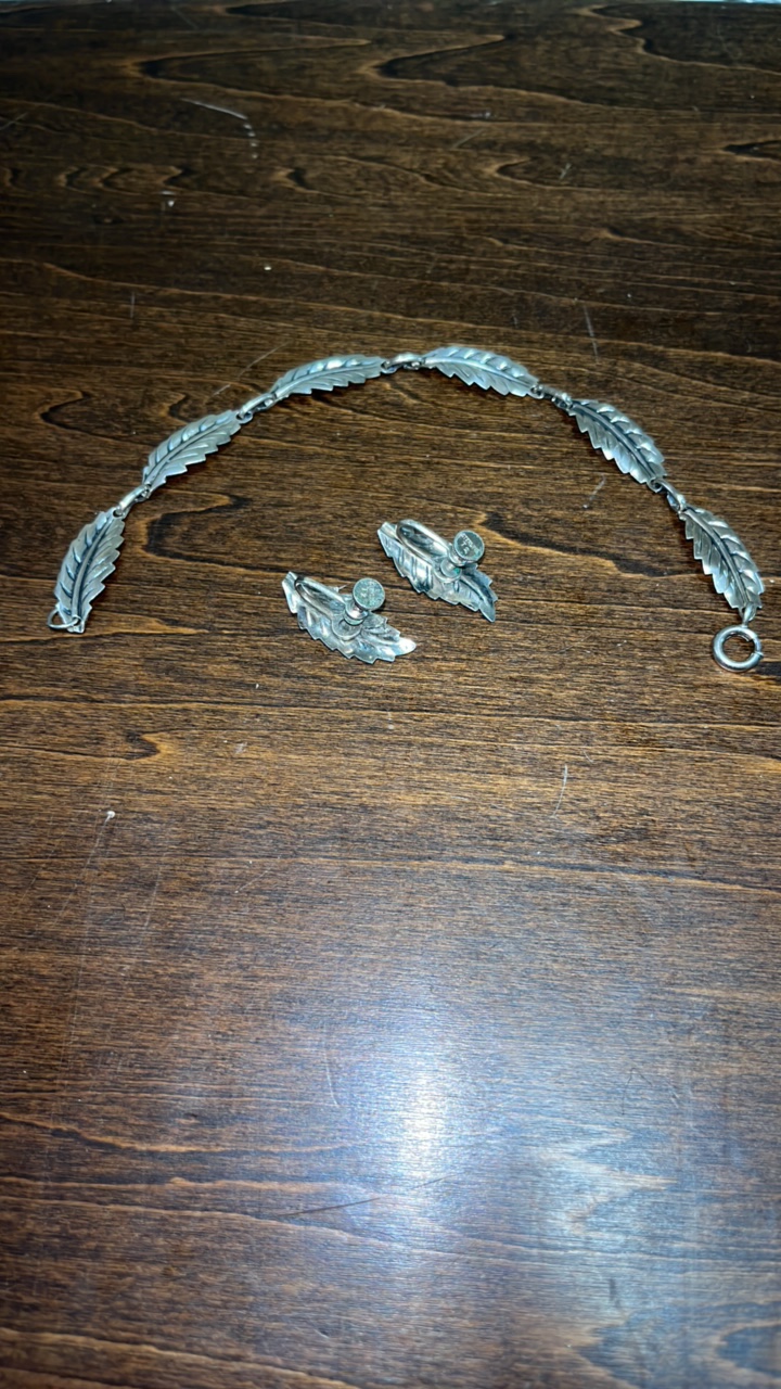 lot 44 image: Sterling Silver 7 bracelet and Press Earring set