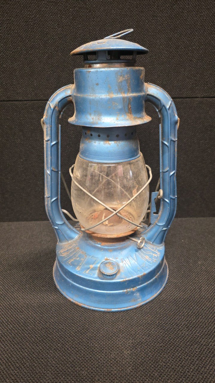 lot 107 image: Rustic Vintage Dietz No. 8 Air Pilot Blue Kerosene Lantern w Clear Glass Globe