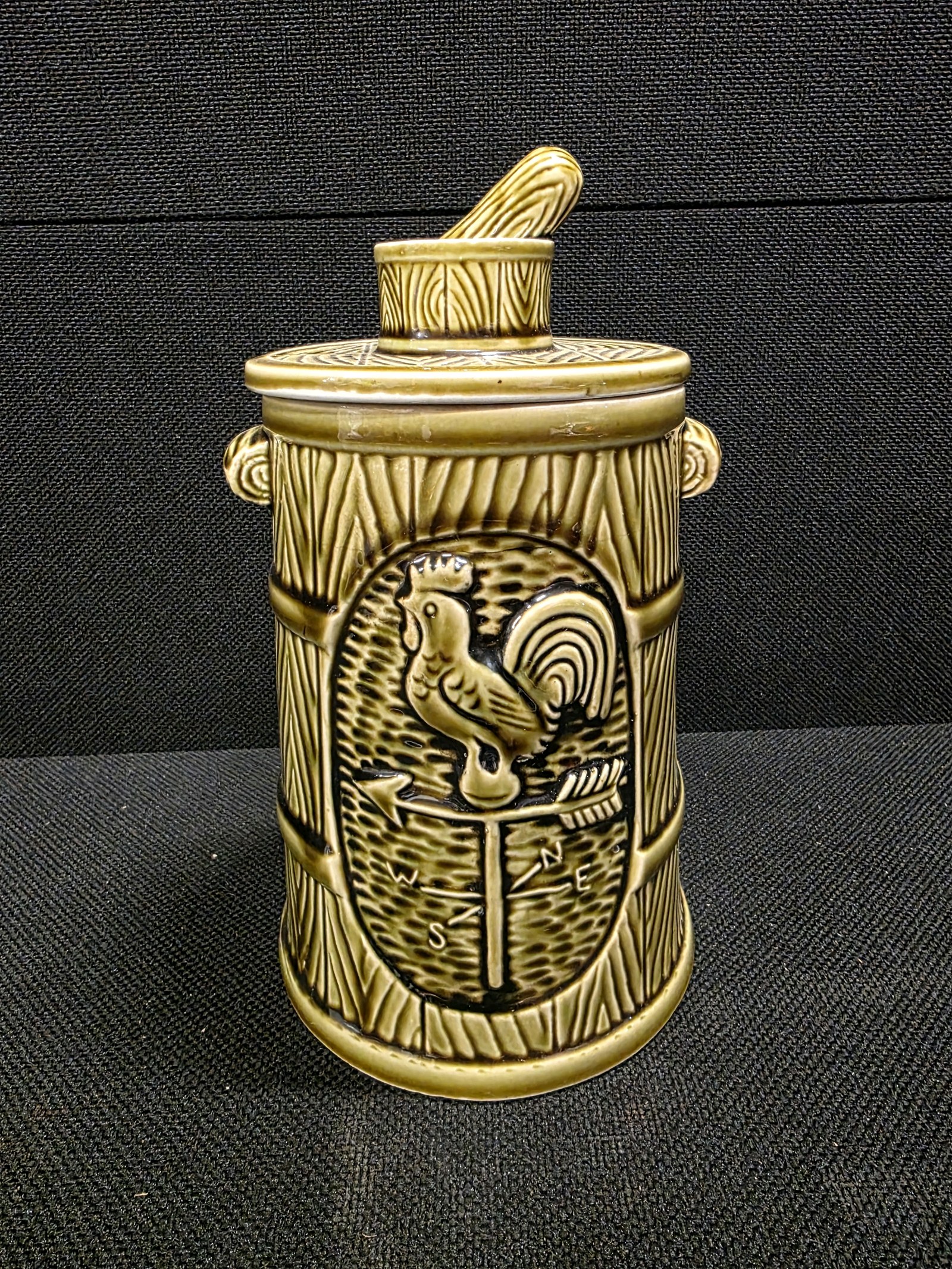 lot 126 image: Vintage Olive Green Ceramic Rooster Weathervane Cookie Jar (Butter Churn Style)