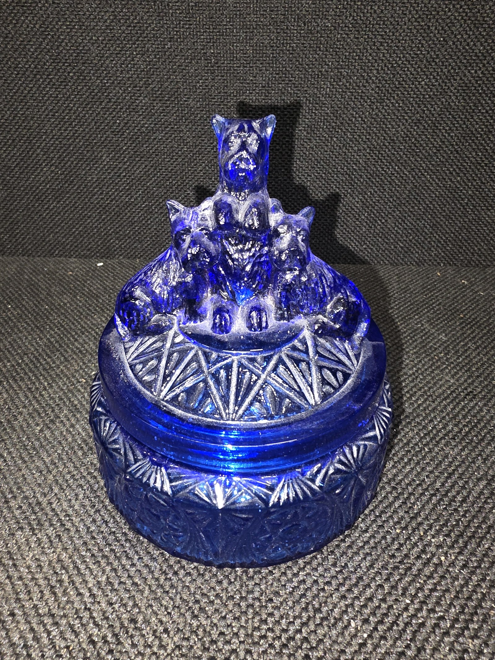 lot 136 image: Vintage L.E. Smith Clear Blue Cobalt Glass Powder JarDish - 3 SCOTTIES SCOTTYS