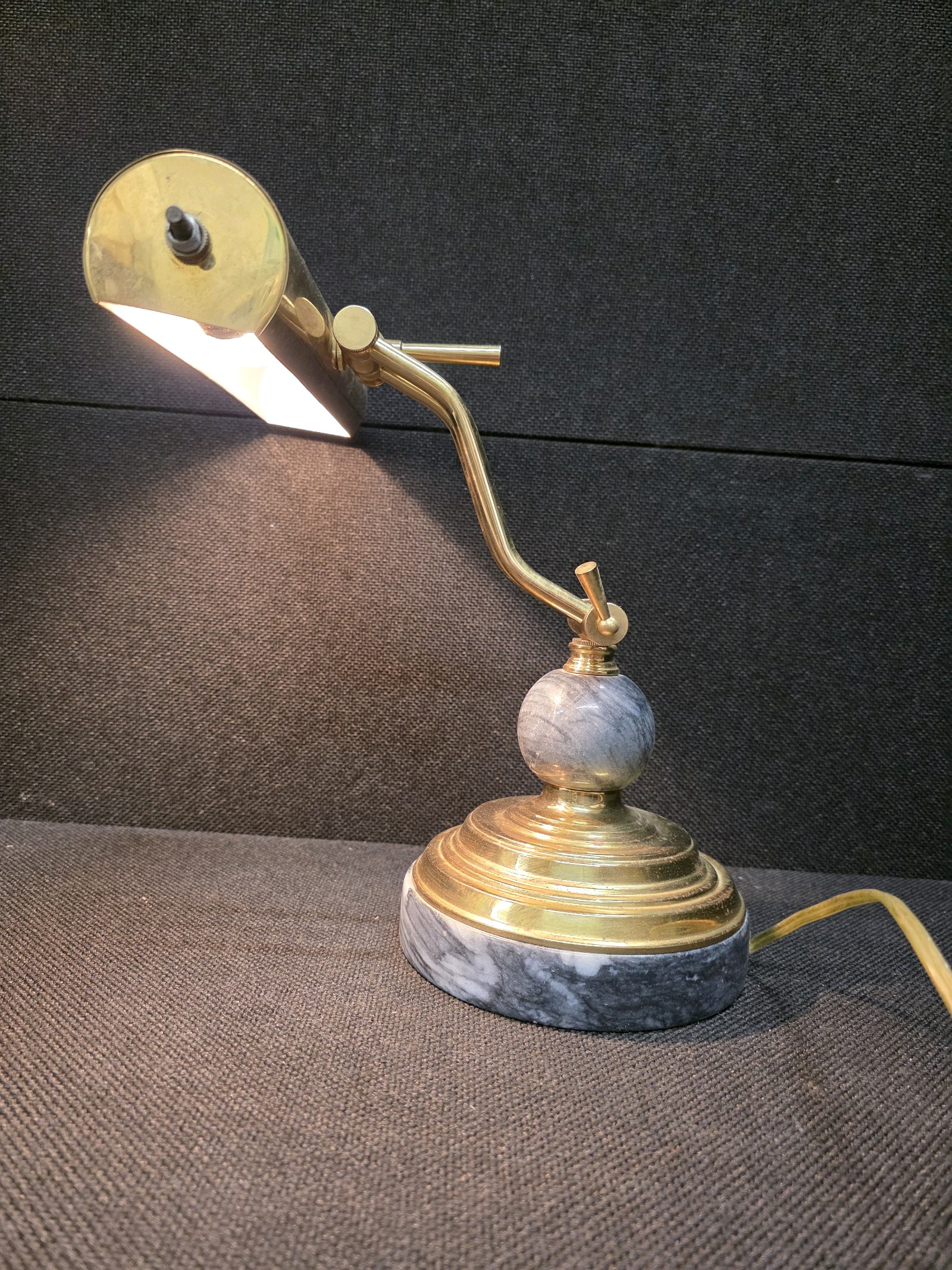lot 140 image: MCM Vintage Adjustable Brass and Marble Bankers Desk Lamp
