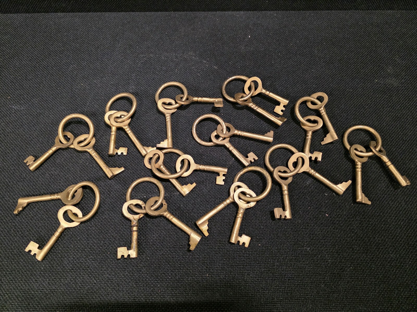 lot 164 image: Brass-color Skeleton Key Napkin Rings
