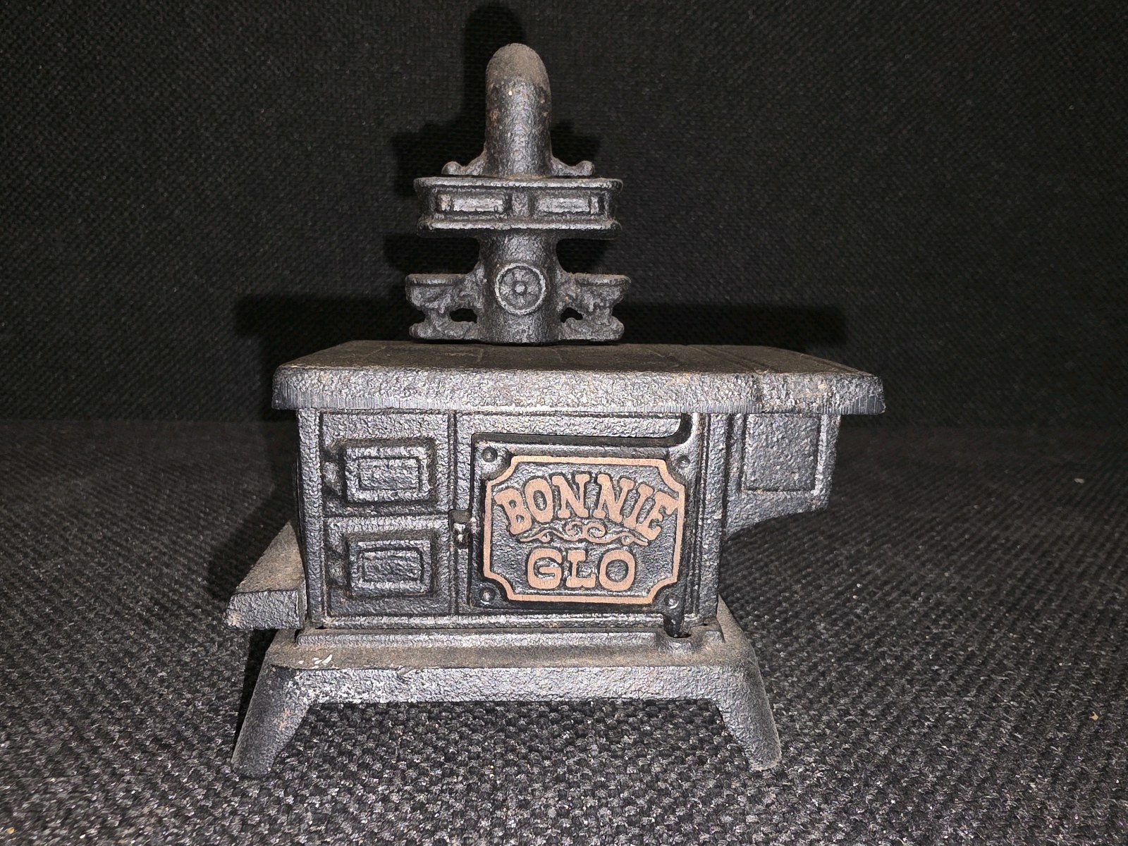 lot 172 image: John Wright Bonnie Glo miniature Cast Iron Stove