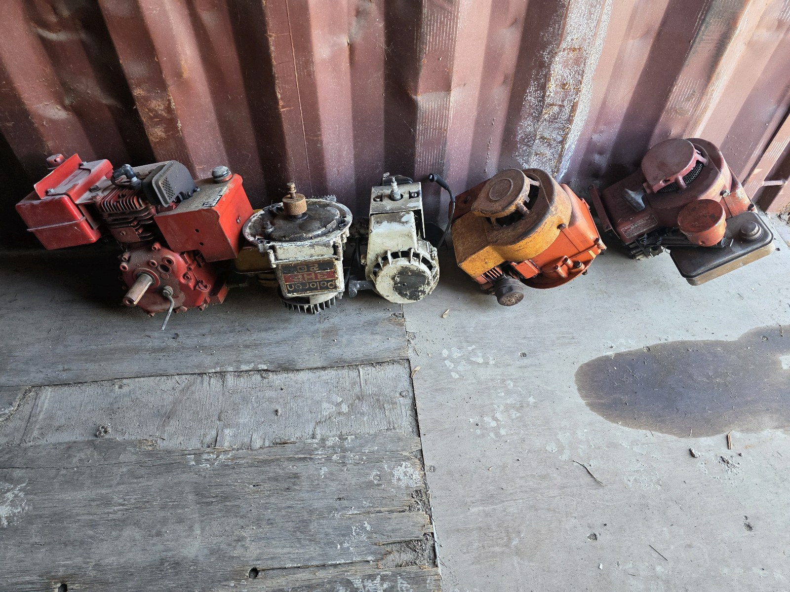 lot 201 image: Collection of 5 Vintage Small Gas Engines