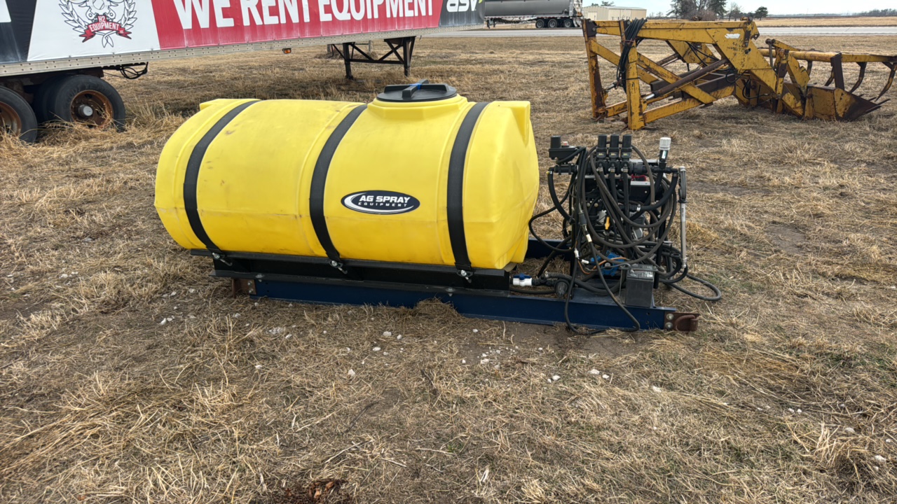 lot 906 image: 500 Gallon Sprayer Skid