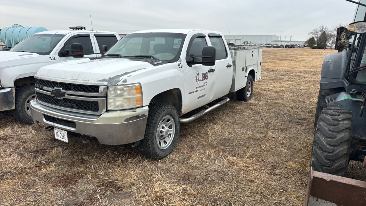 lot 910 image: 2011 Chevy 3500 Long Box