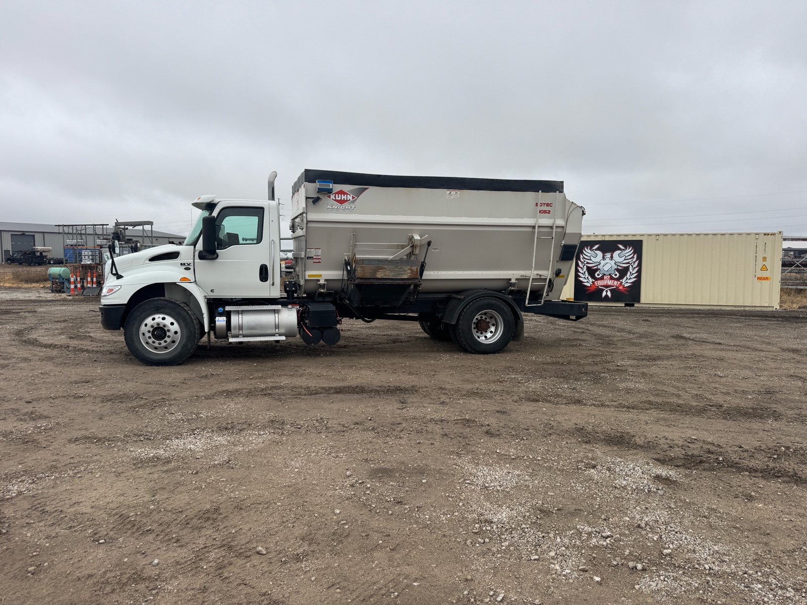 lot 912 image: 2022 INTERNATIONAL HV FEED TRUCK