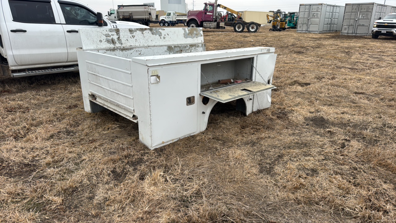 lot 913 image: 8ft service body