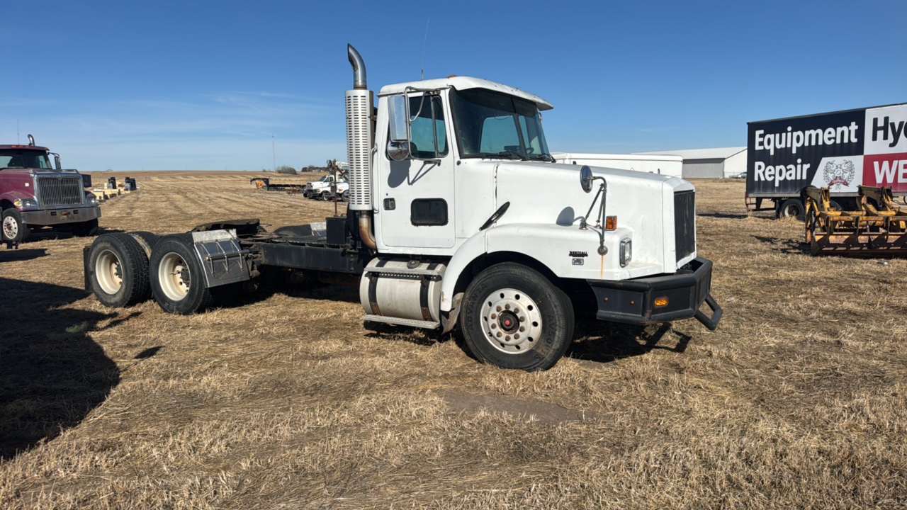 lot 929 image: 1994 White Gmc WG64T TA&nbsp