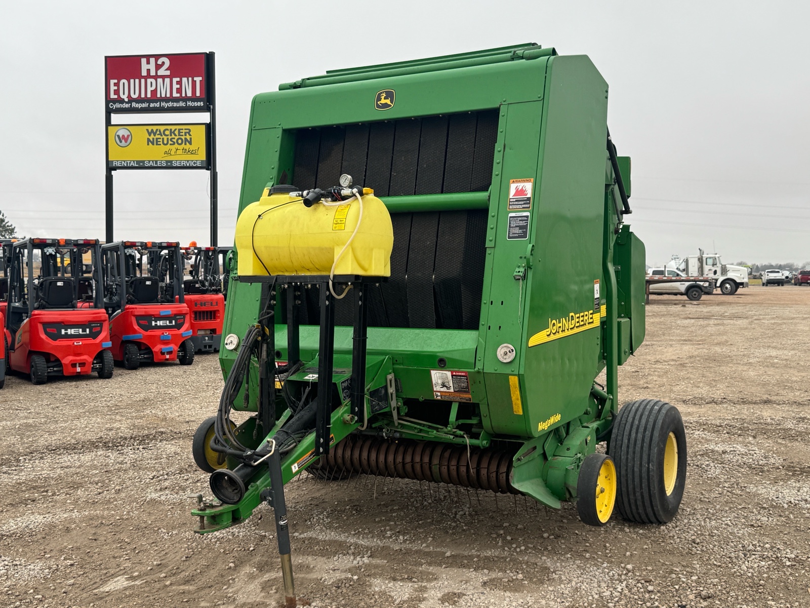 lot 930 image: John Deere 567 Baler