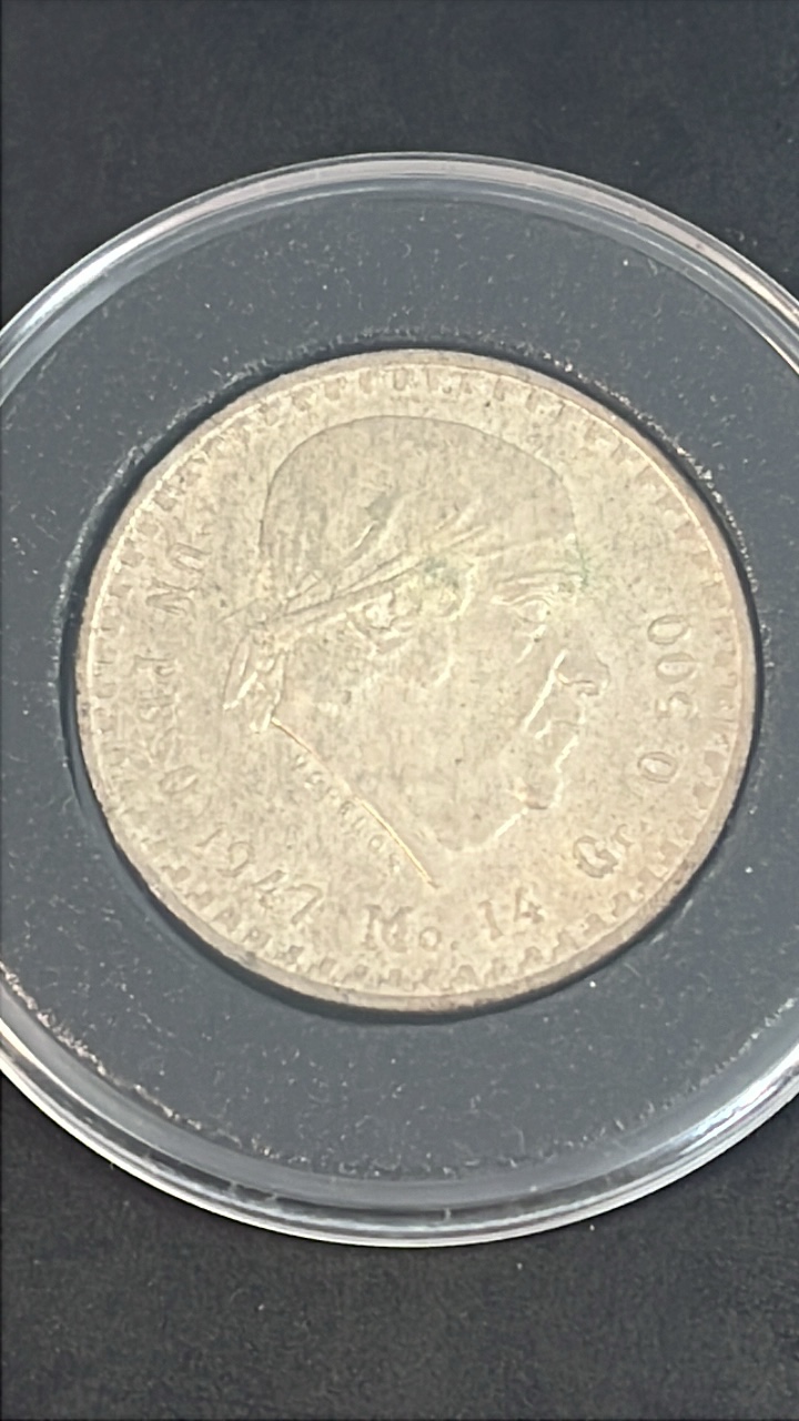 lot 37 image: 14 grams of silver 50% 1947 Un Peso