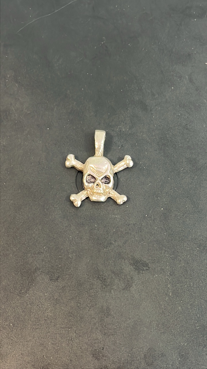 lot 39 image: .999 fine silver cast Skull and Crossbones Pendant