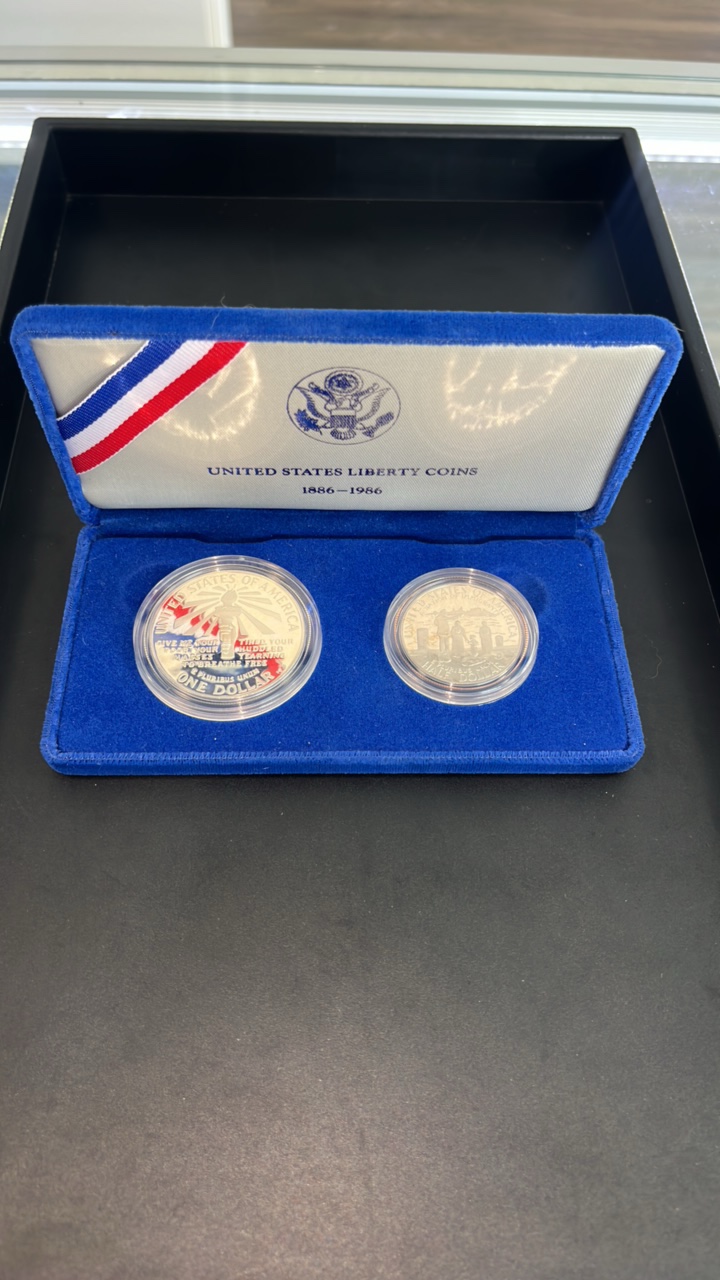 lot 4 image: 1986 90% Silver Dollar and clad half dollar commemorative set